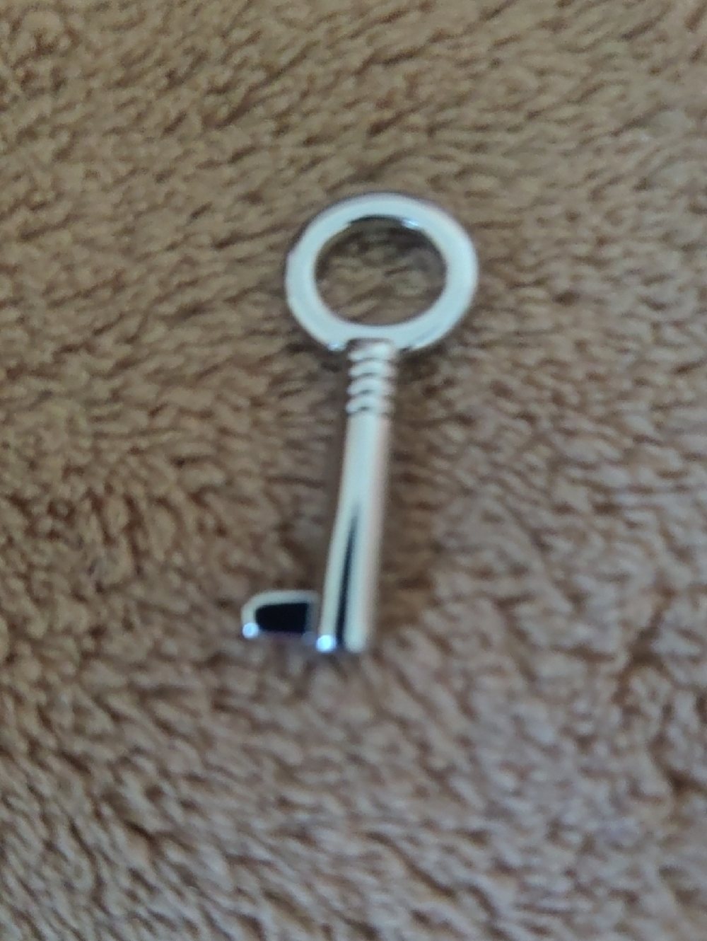 CHANEL Silver Heart Padlock & Key – La Collection – Rare – EUC - Picture 8 of 10